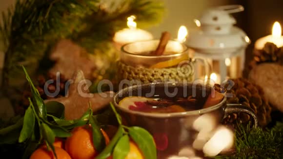 带茶蜡烛曼达林姜饼和红葡萄酒的圣诞装饰视频的预览图