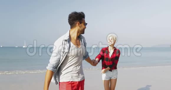 男主角情侣在沙滩上奔跑手牵手年轻快乐的游客在度假视频的预览图