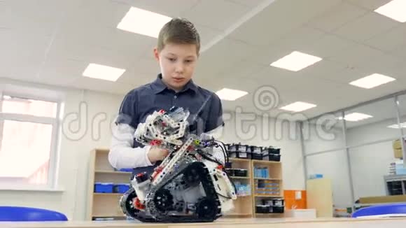 在机器人技术学校教室里测试机器人工程师教育理念视频的预览图