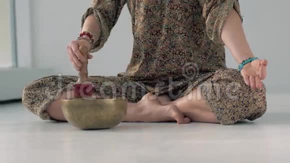 瑜珈女人打歌钵的特写视频的预览图