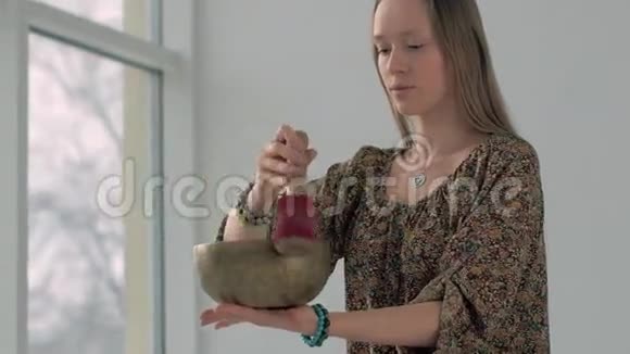 年轻瑜伽女性在瑜伽练习前打歌碗的肖像视频的预览图
