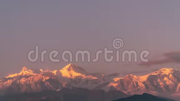 在尼泊尔的喜马拉雅山日落时的安纳普尔纳山脉在移动的云中时间推移视频的预览图