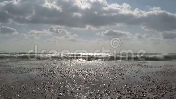 海浪冲击着石墩视频的预览图