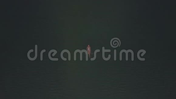海上游泳女子的空中景色视频的预览图
