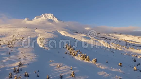 日落山胡德木材线梯级山脉新雪空中视频的预览图