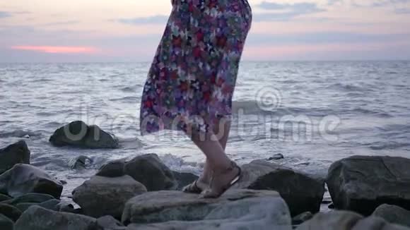 在日落的背景下一条美丽的长裙在海边展开高清1920x1080慢动作视频的预览图