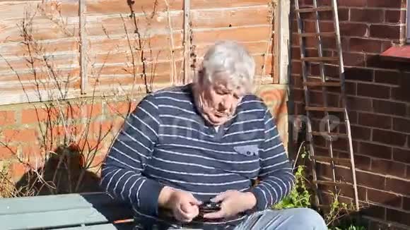 老人在手机上说话视频的预览图
