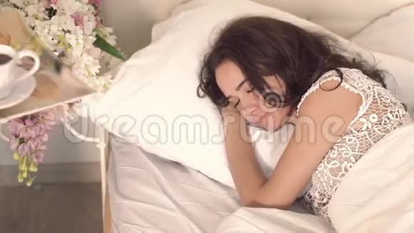 可爱的丈夫带着他漂亮的妻子在床上吃早餐视频的预览图