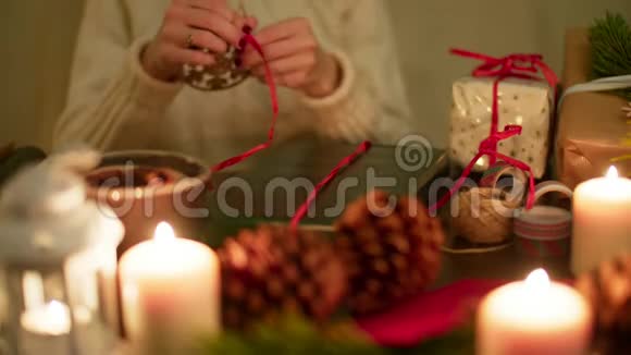 女士正在用红丝带包装圣诞礼物温馨喜庆4K视频的预览图