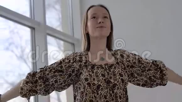 年轻女性准备瑜伽练习和深度呼吸的肖像视频的预览图