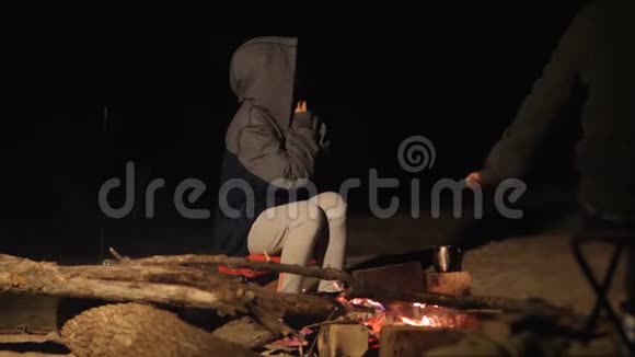 孩子们剪影孩子们十几岁的孩子坐在篝火旁旅行徒步旅行冒险露营冒险野营视频的预览图