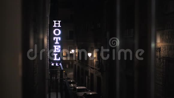 酒店标志在西班牙街的夜晚发光视频的预览图