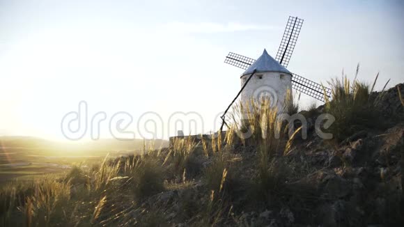 西班牙卡斯蒂利亚拉曼查托莱多省康塞格雷的风车后景视频的预览图