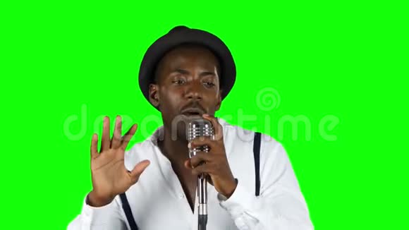 美国黑人男音乐家在录音室唱歌绿色屏幕关门视频的预览图