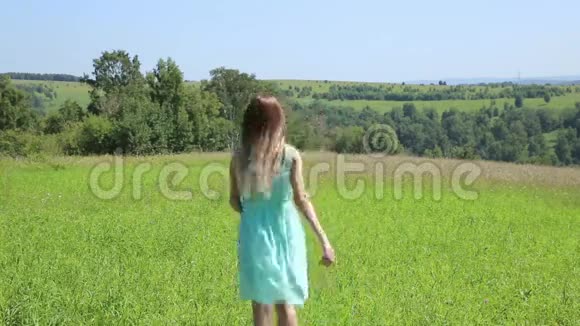 少女在绿草上奔跑女子享受大自然视频的预览图