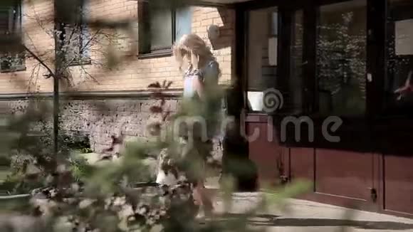 女孩和母亲走出家门远射穿过树林视频的预览图
