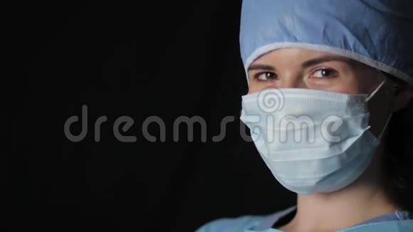 女子外科医生带着1080便士的面具视频的预览图