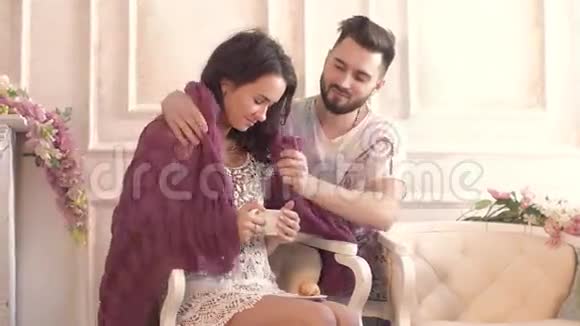 可爱的一对夫妇在家喝茶接吻视频的预览图