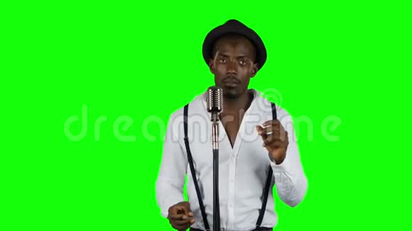 男歌手唱成麦克风和舞蹈绿色屏幕视频的预览图