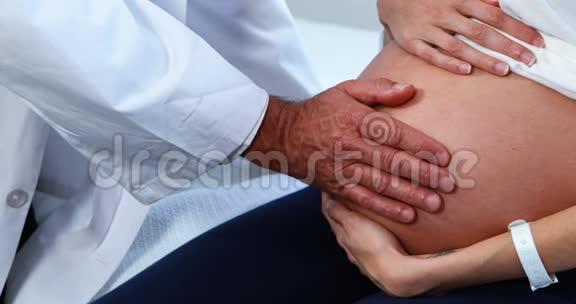 中段医生在病房触摸孕妇腹部视频的预览图