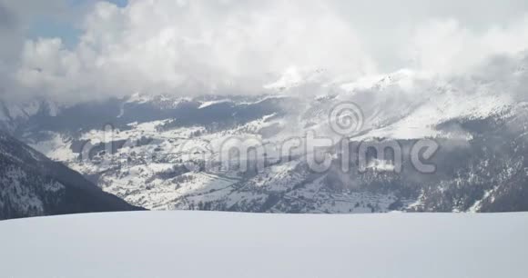 人沿着雪岭景观上行登山滑雪活动高山滑雪者冬季运动视频的预览图
