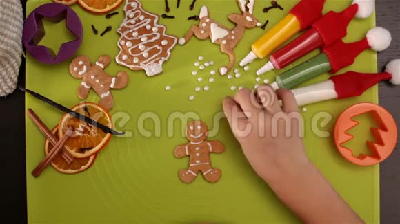 儿童手装饰姜饼圣诞饼干与糖珍珠视频的预览图