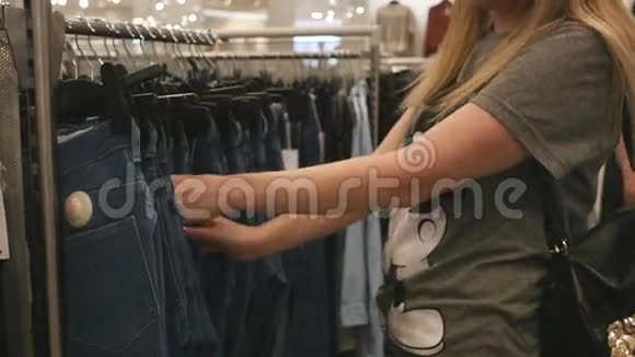 金发女郎在女装服装店购物视频的预览图