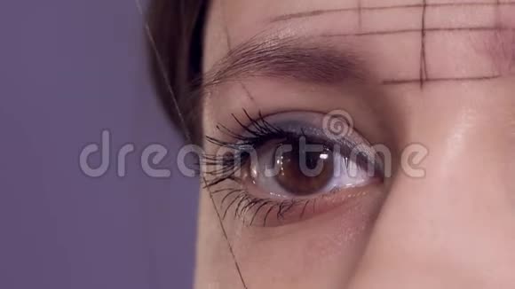 在美容院做永久性化妆用的女人眉毛上画轮廓视频的预览图