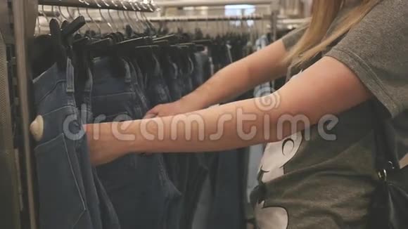 金发女郎在女装服装店购物视频的预览图