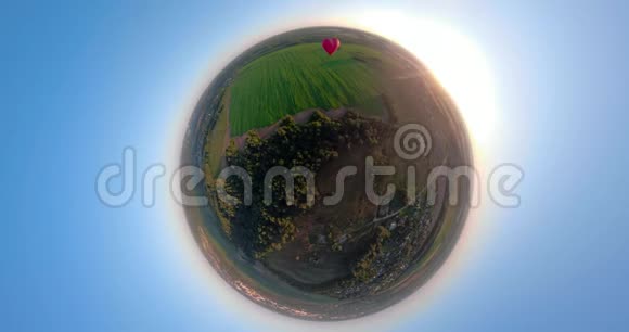 空中热气球在野外球形全景视频的预览图