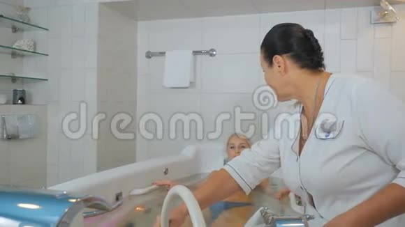 医生在水浴中给这位漂亮的女人按摩视频的预览图