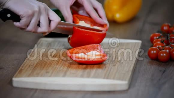切红辣椒准备的食物视频的预览图