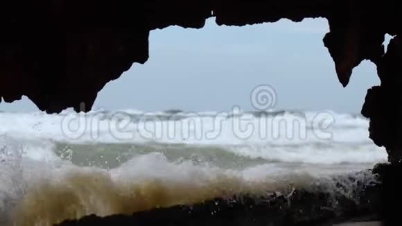 沉船上的一个大洞里有波浪撞击视频的预览图