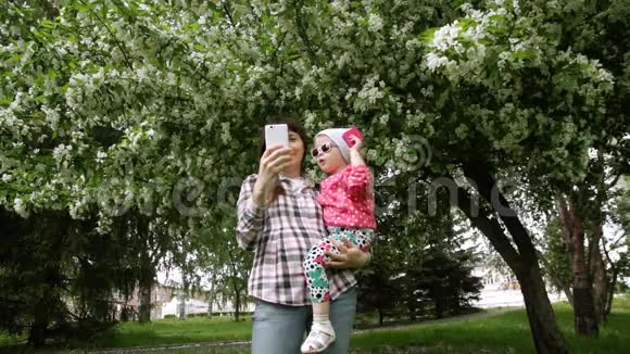 母亲和小女儿用电话视频的预览图