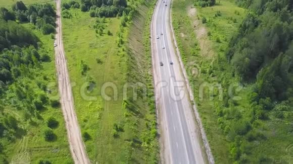 乡村道路的俯视图剪辑有森林交通的农村公路有车的郊区公路旅费视频的预览图
