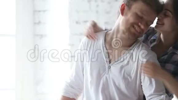 有情有爱的年轻情侣在家拥抱快乐视频的预览图