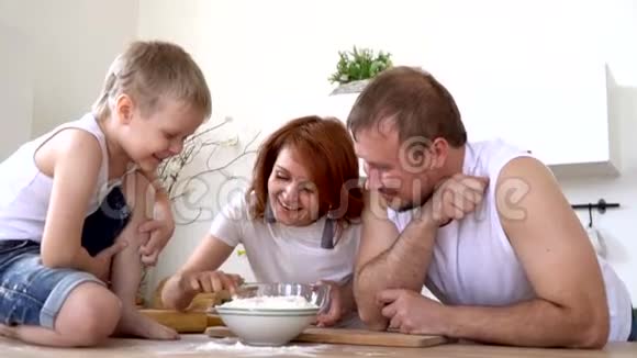 厨房里的一家人打散面粉做饭慢吞吞视频的预览图