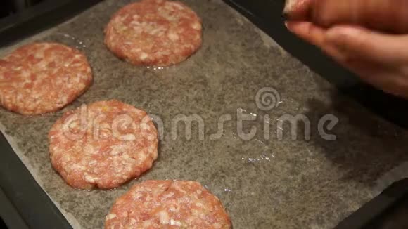 厨师做汉堡做个汉堡女孩做汉堡汉堡视频的预览图