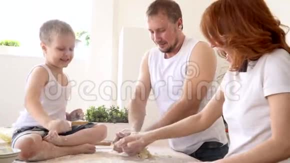 妈妈和儿子在厨房里玩做饭的时间视频的预览图