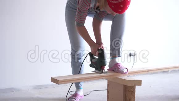 女人做一件非女人的工作用电锯锯木板视频的预览图