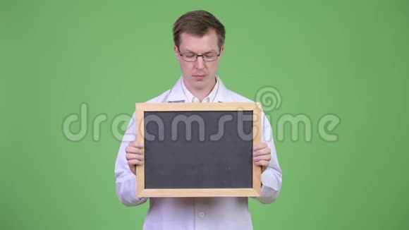 快乐男医生拿着空黑板与科普空间视频的预览图