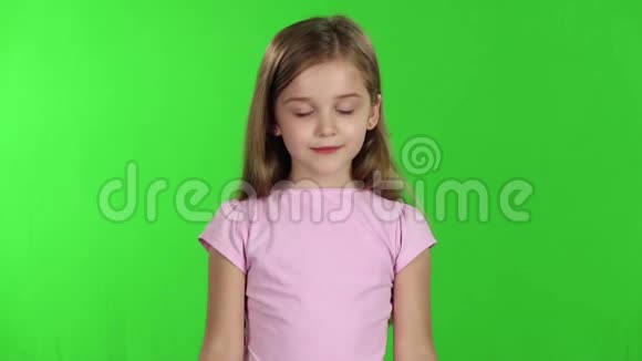 孩子手里拿着礼物绿色屏幕慢动作视频的预览图