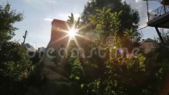 阳光穿过城市和石头建筑视频的预览图