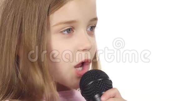 小女孩把歌唱到麦克风里白色背景关门视频的预览图
