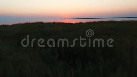美丽的风景拍摄日落在海上视频的预览图