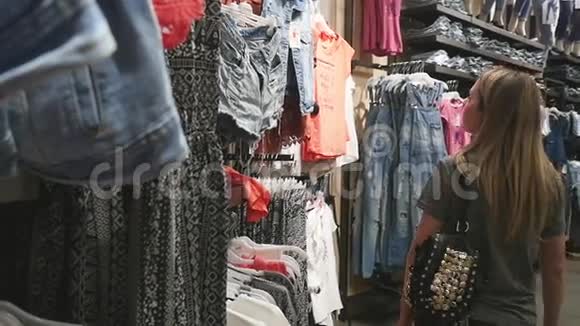 金发女郎在女装服装店购物视频的预览图