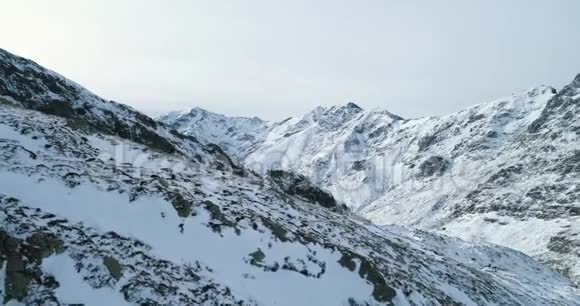 冬季大雪山口上空的空中支援登山滑雪者向上攀登雪覆盖着视频的预览图