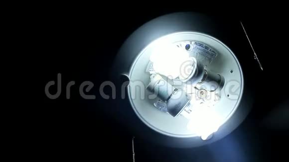 天花板风扇上的灯泡视频的预览图