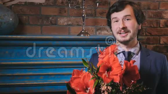 一个微笑的男人在咖啡馆里送一束花的肖像视频的预览图