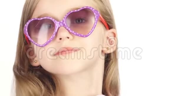 带眼镜的儿童拍照白色背景关门视频的预览图
